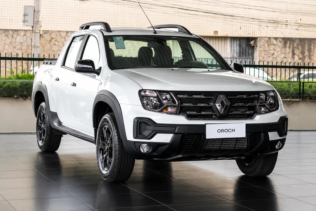Renault Oroch branca exibida em showroom com iluminação natural e piso brilhante.