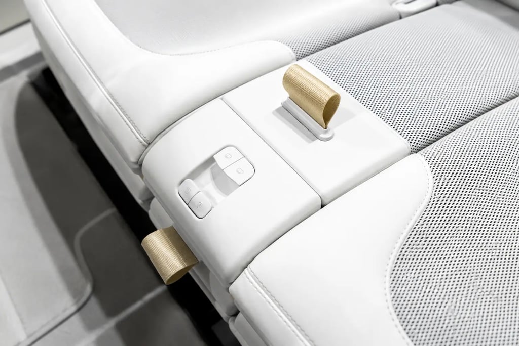 Detalhe do banco contínuo do Smart #2 com acabamento premium e design modular.