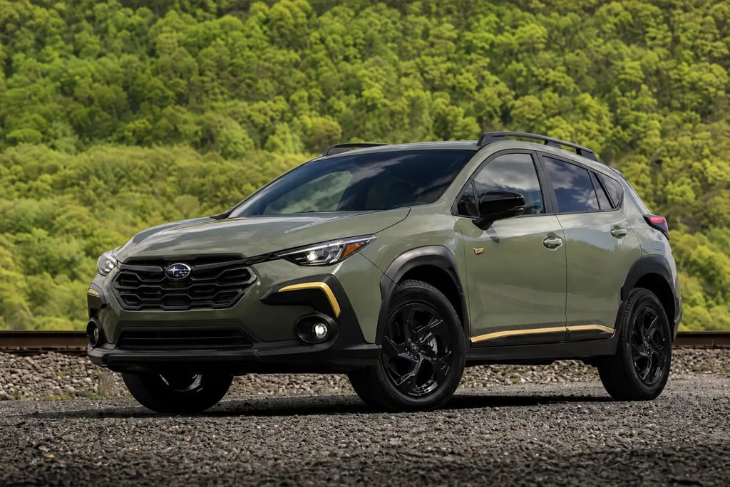 Subaru Crosstrek 2026 verde em estrada de cascalho com design robusto e rodas pretas