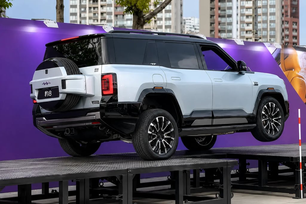 SUV da BYD levantando uma roda durante teste de suspensão inteligente na China