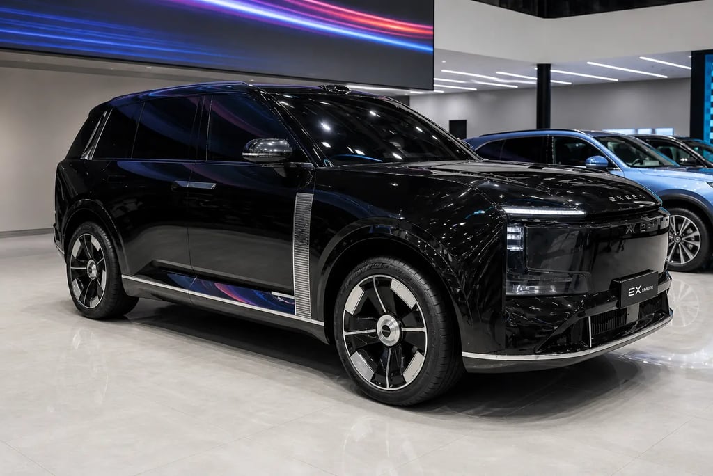 suv grande chines exeed em showroom moderno com design futurista e tecnologia avancada