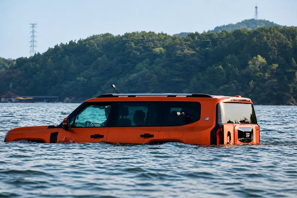 SUV Jetour G700 parcialmente submerso navegando na água com estabilidade