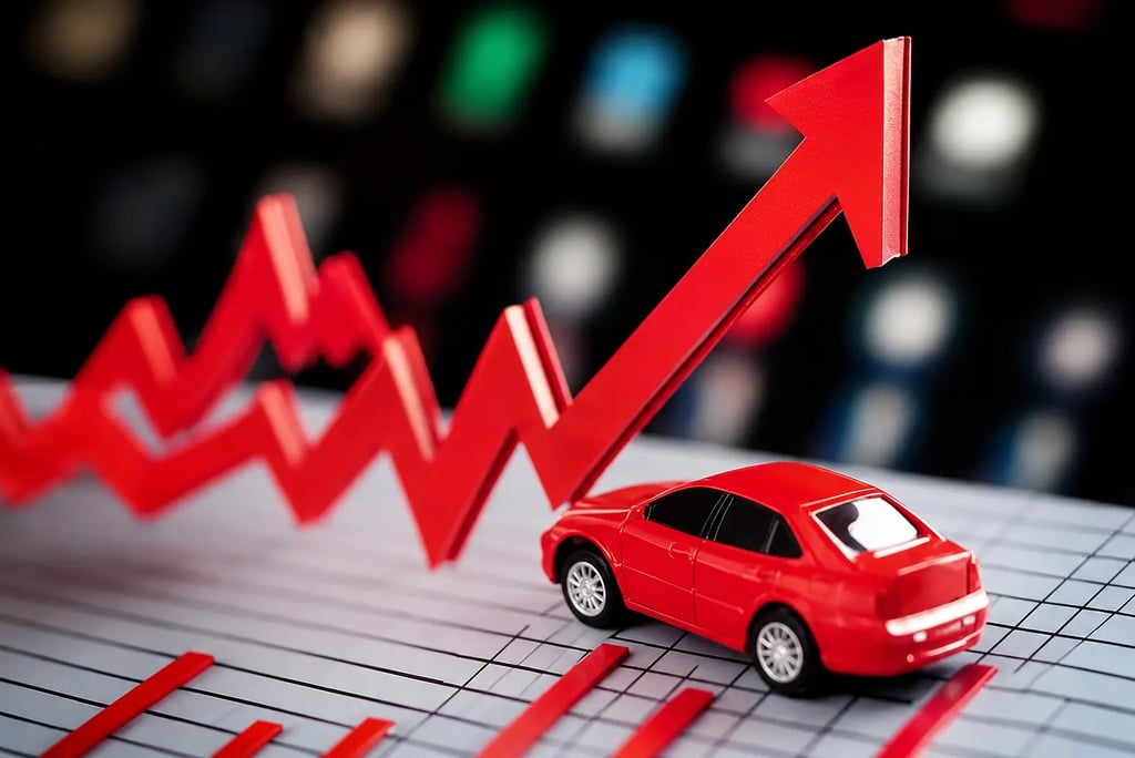 Miniatura de carro vermelho sobre gráfico com seta de alta representando aumento dos juros.