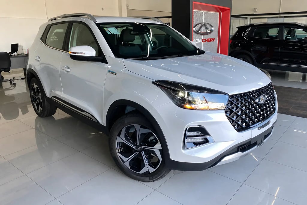 Caoa Chery Tiggo 5X PRO Max Drive 2026 híbrido branco em showroom da marca