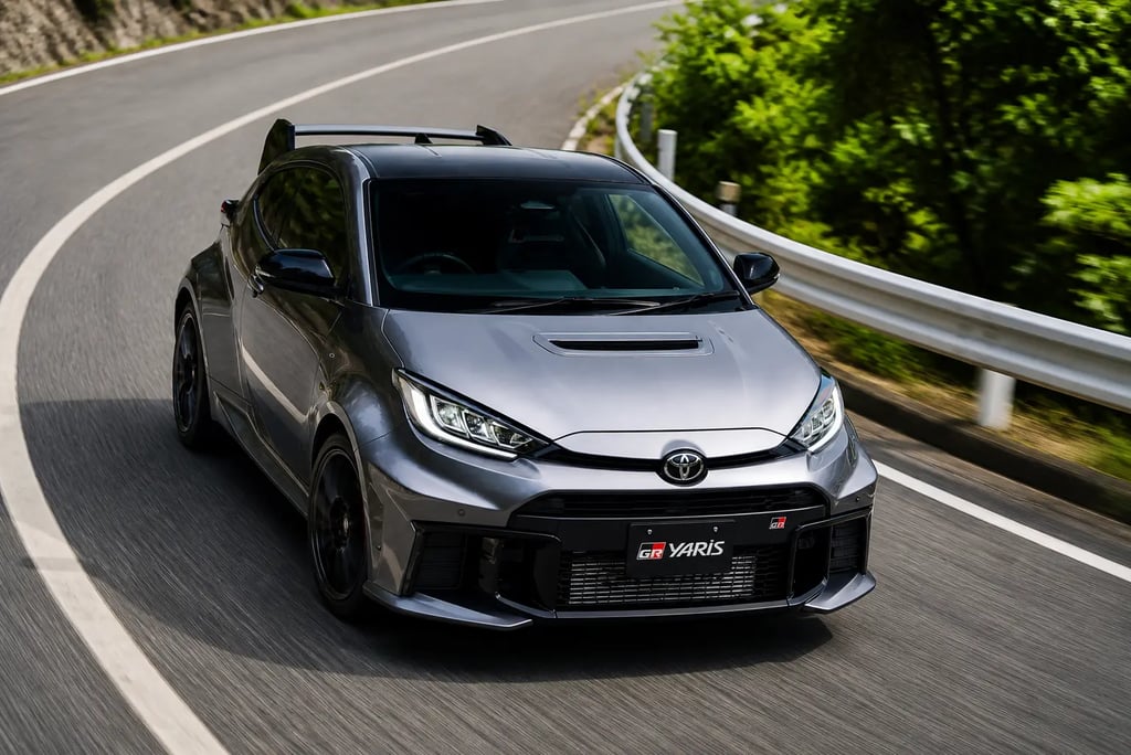 Toyota GR Yaris em alta velocidade fazendo curva em estrada com foco em desempenho esportivo