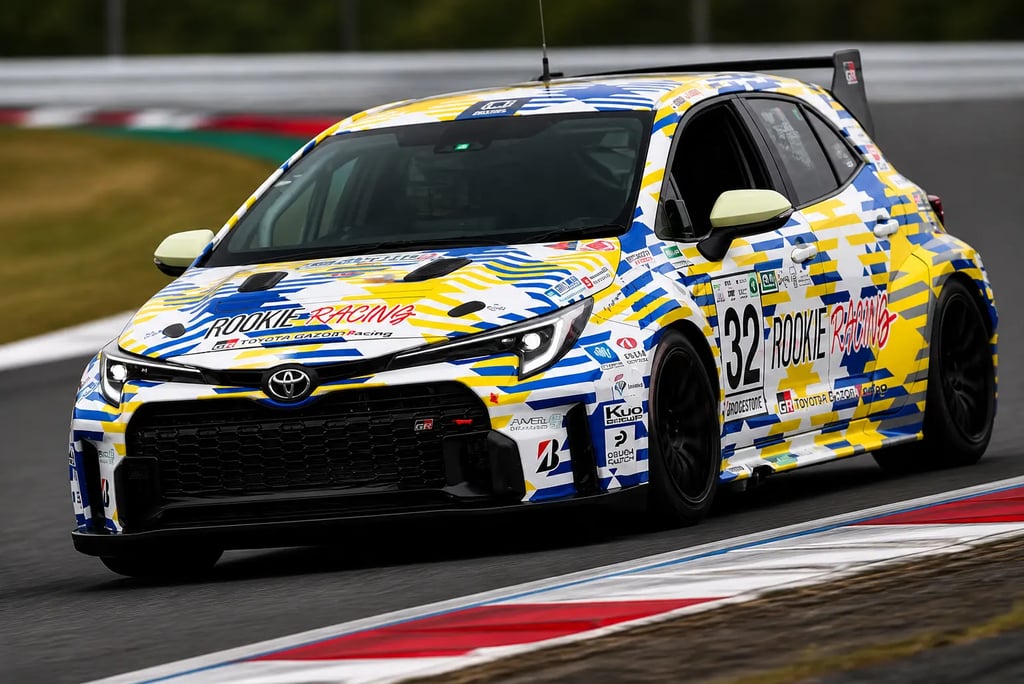 Toyota GR Yaris de corrida em pista reforçando origem no rali e alto desempenho esportivo