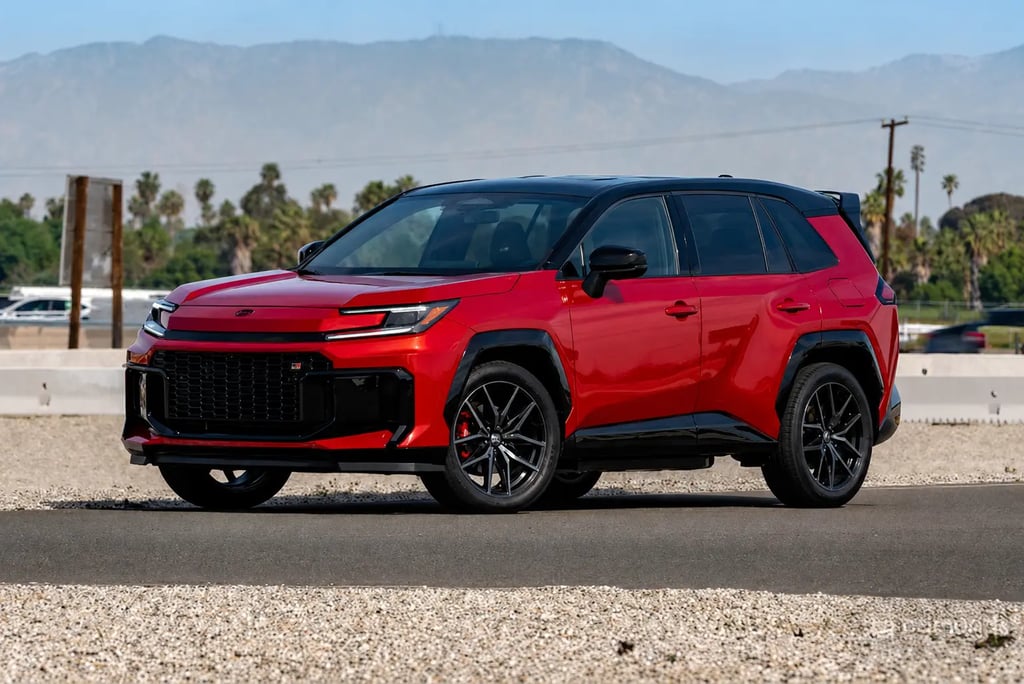 Toyota RAV4 vermelho com visual esportivo estacionado em pista aberta com montanhas ao fundo