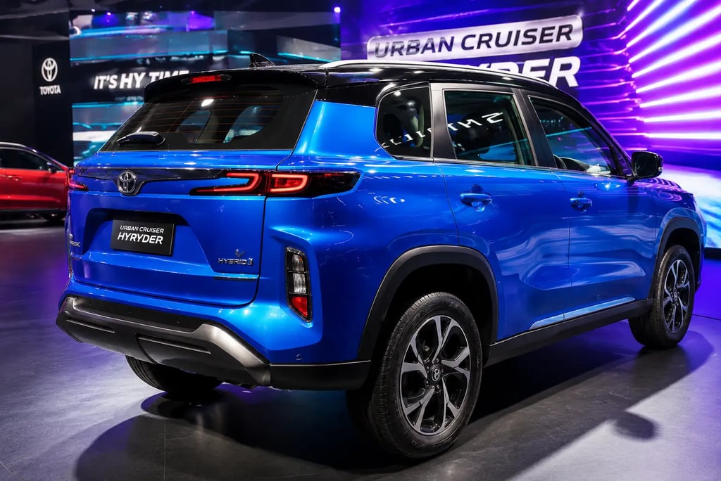 Toyota Urban Cruiser Hyryder híbrido exibindo design traseiro moderno em evento