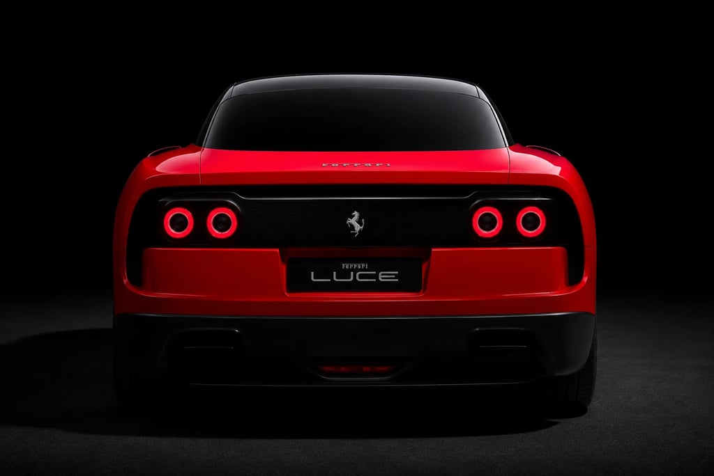 Traseira da Ferrari Luce elétrica com lanternas circulares e visual futurista