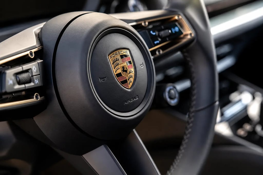 Detalhe do volante de Porsche 911 destaca acabamento premium e identidade da marca