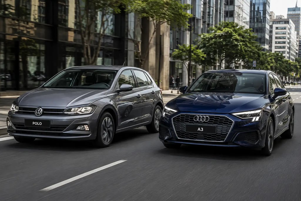 Volkswagen Polo e Audi A3 lado a lado em ambiente urbano