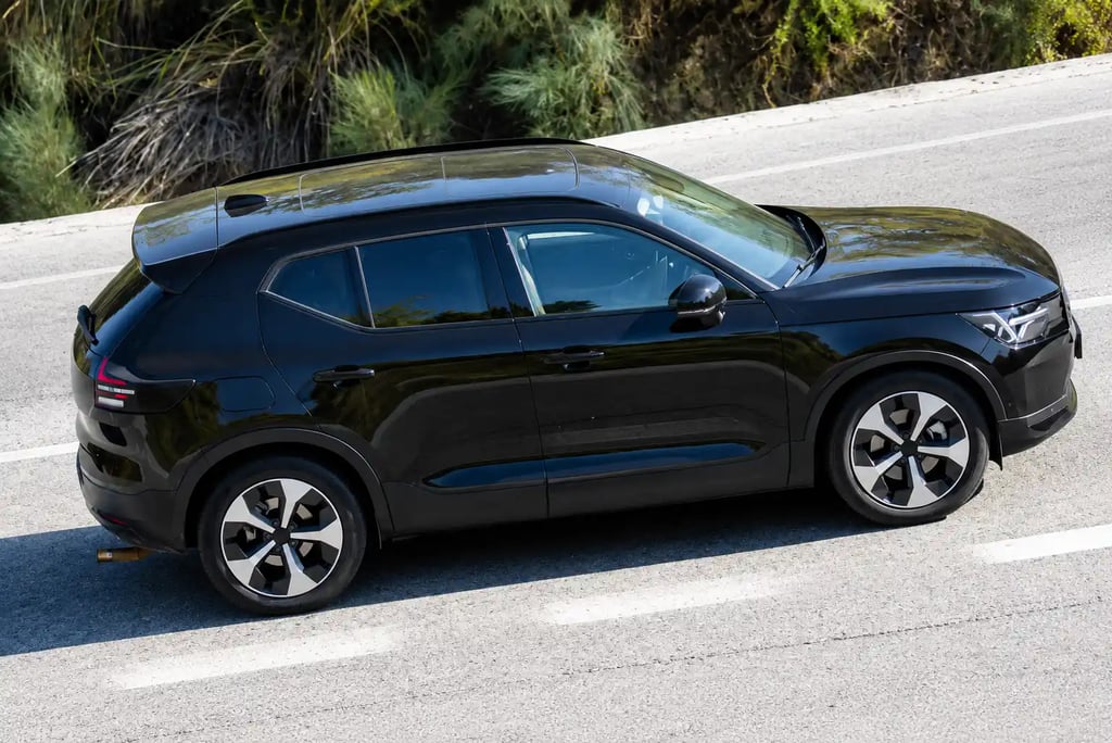 Volvo XC40 reestilizado é fotografado durante testes de desenvolvimento na Europa