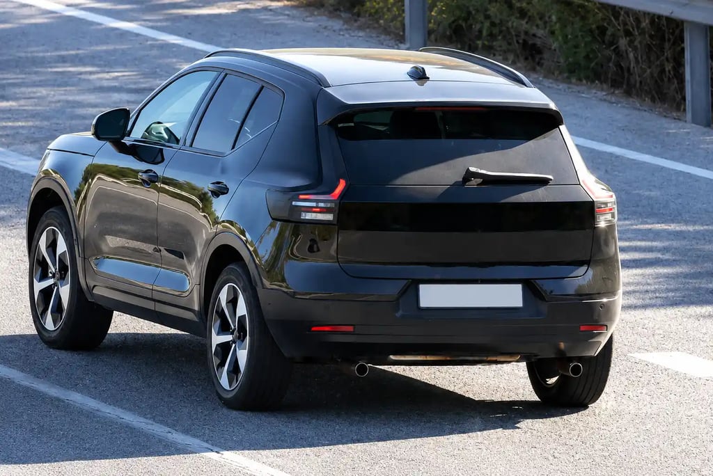Traseira do novo Volvo XC40 em testes revela escapamentos e motor a combustão