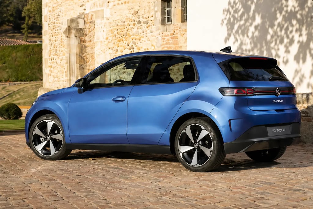 VW ID Polo elétrico azul visto de traseira com design moderno e autonomia de até 450 km