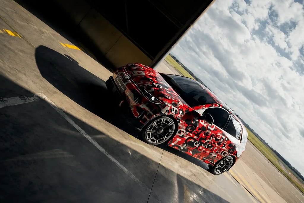 VW ID.Polo GTI camuflado em pista de testes com visual esportivo dinâmico