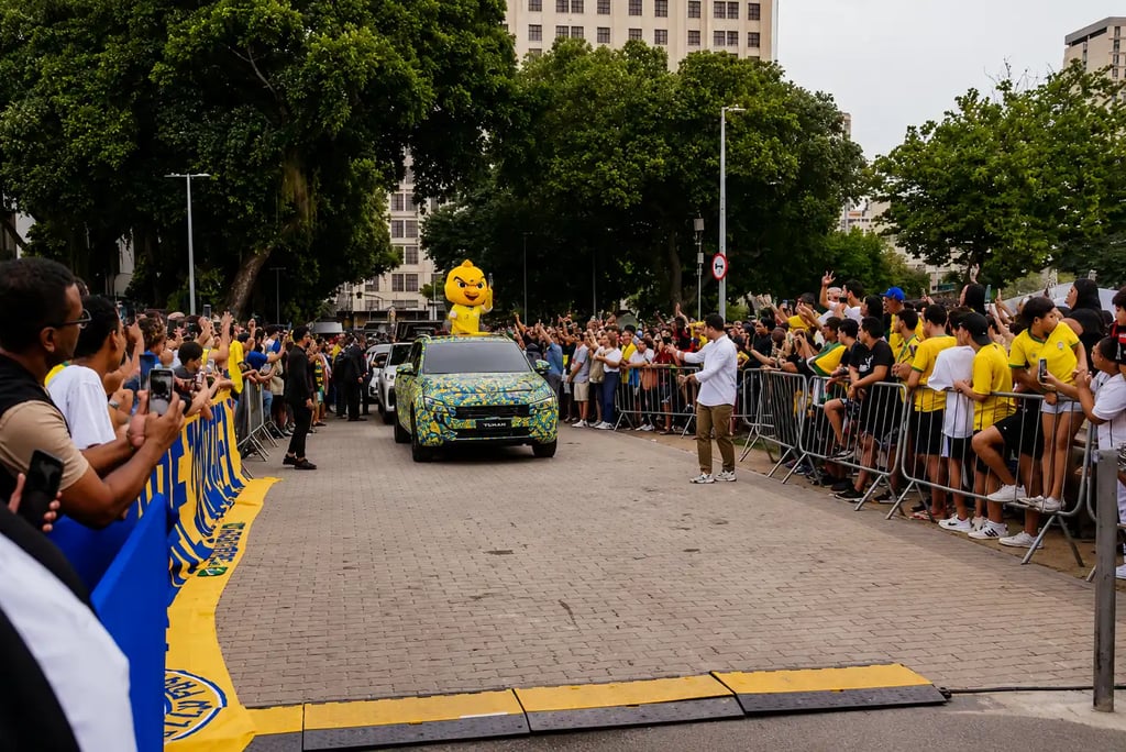 Nova picape VW Tukan aparece em evento da Seleção Brasileira com torcida e mascote Canarinho.