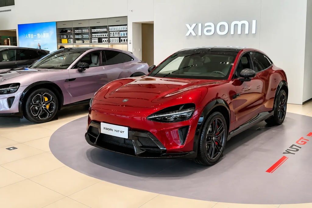 Xiaomi YU7 GT vermelho exposto em showroom moderno da Xiaomi.