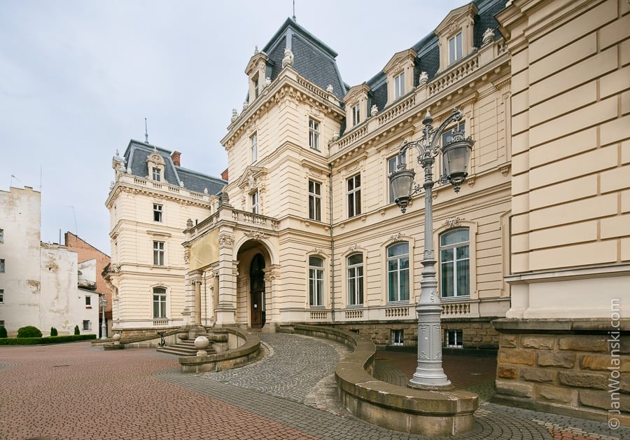 architektoniczne zdjęcie wejścia głównego do pałacu potockich we Lwowie