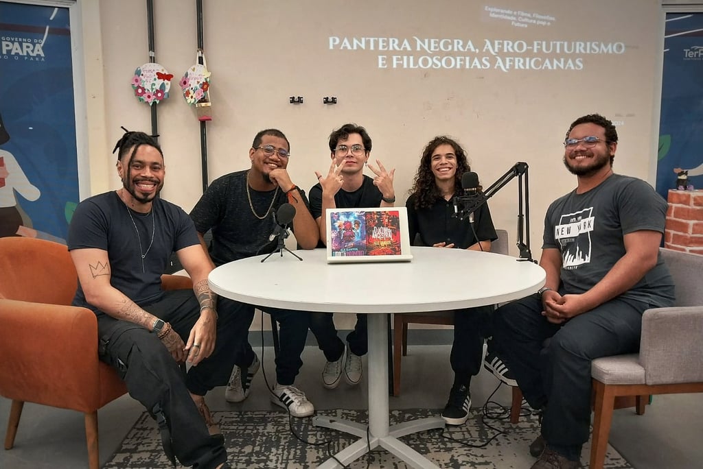 integrantes do podcast távola filosófica, em uma conversa com o convidado Escritor Alê Santos