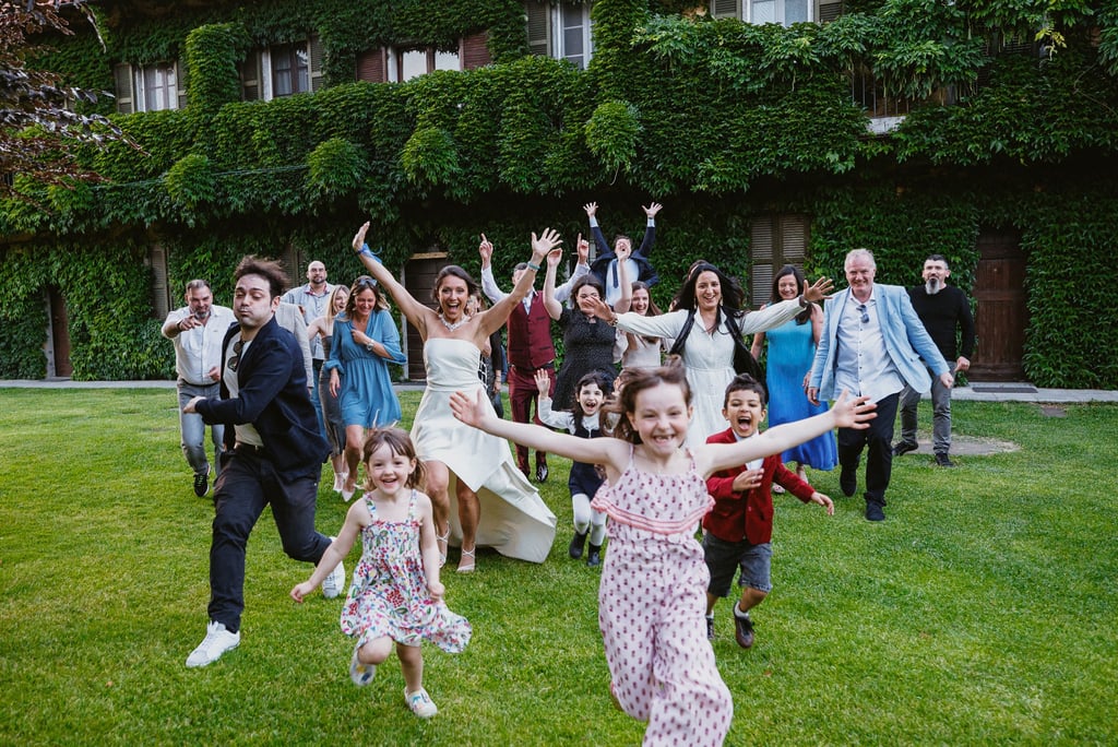 Foto di gruppo simpatica con gli amici mentre tutti corrono in maniera buffa