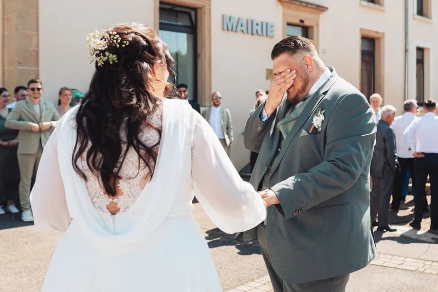Marié ému aux larmes en découvrant sa future épouse devant la mairie.