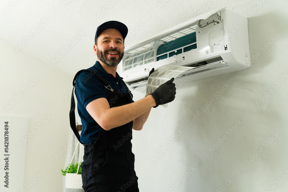 um homem fazendo um serviço de manutenção em um ar condicionado