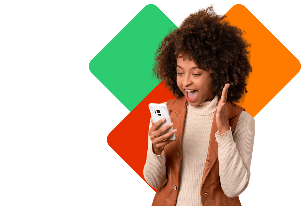 Pessoa feliz usando o aplicativo de transporte APKTEM no celular, representando mobilidade urbana