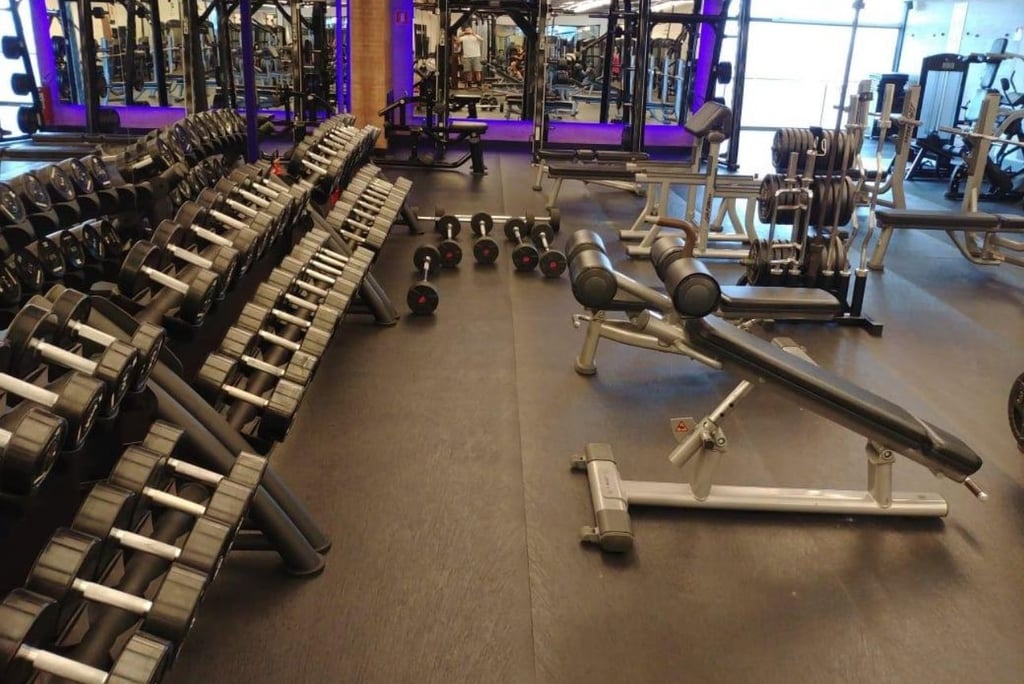 Piso PVC preto em rolos sob meddia para academia e espaços fitness