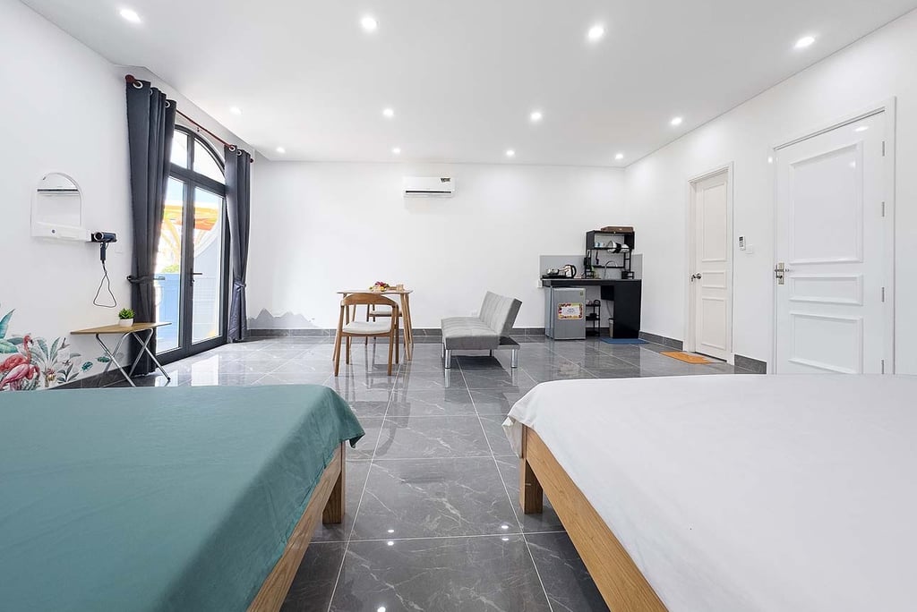 Просторный светлый номер с двумя кроватями и уютной зоной отдыха