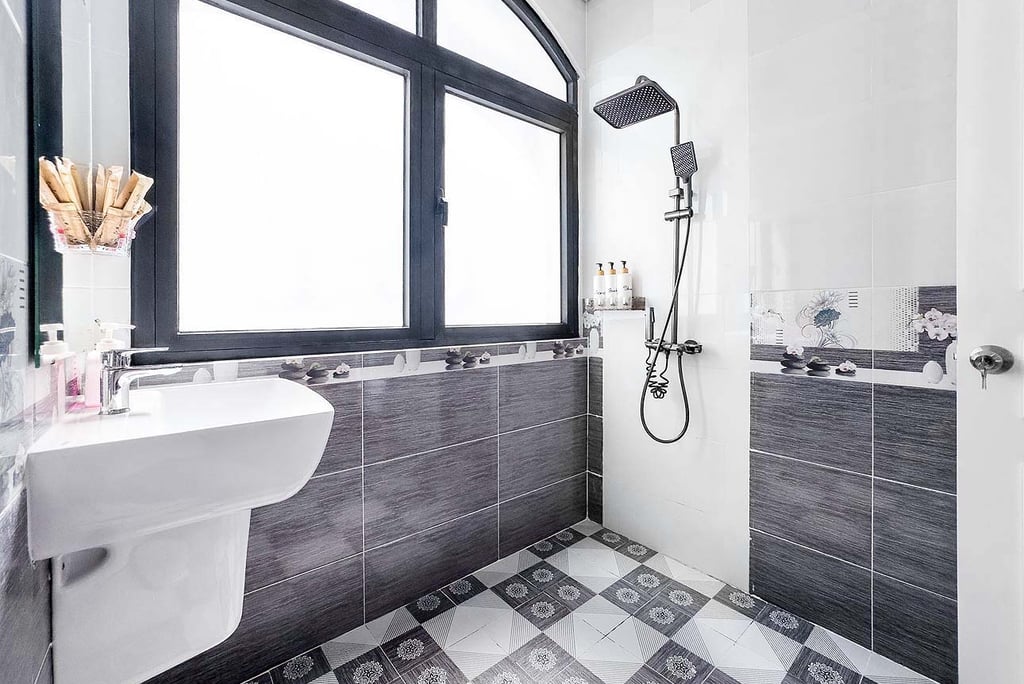 Светлая душевая комната с большой раковиной и современным душем