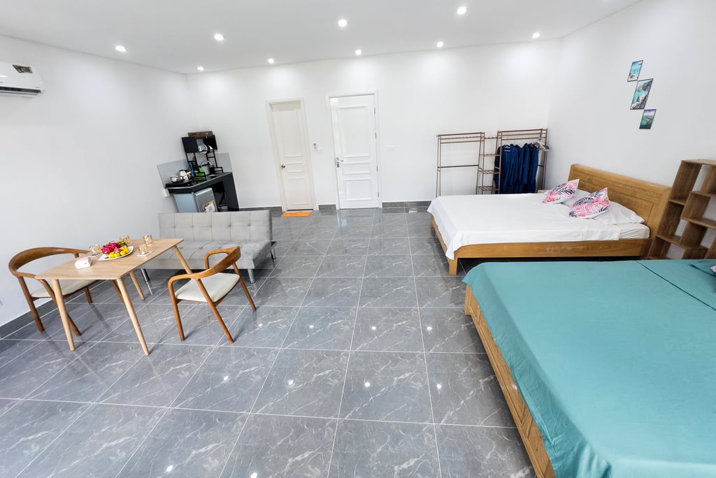 Просторный номер с двумя кроватями и аккуратной зоной кухни