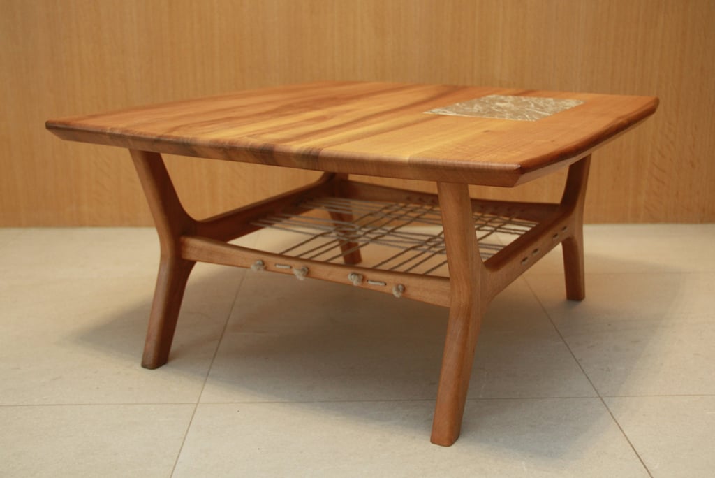 Table sur mesure en noyer.