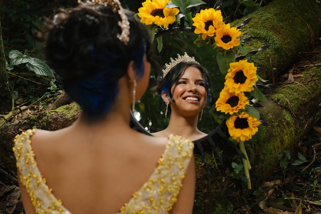 Retrato editorial de quinceañera en Quito reflejada en espejo con girasoles. Iluminación cinematográfica premium.