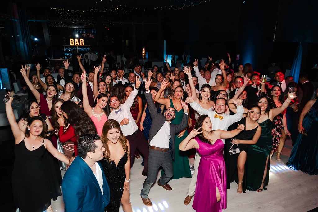 Grupo de colaboradores de empresa festejando en una gala de premiación corporativa en Quito, Ecuador