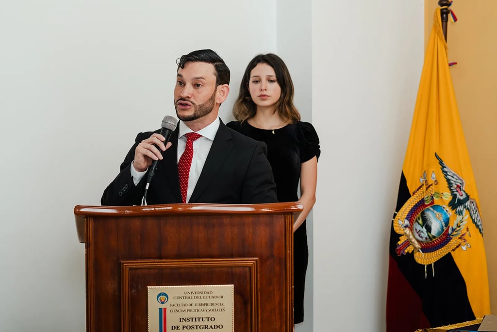 Rene Betancourt hablando en el pulpito de Universidad Central del Ecuador evento corporativo de inicio de maestría