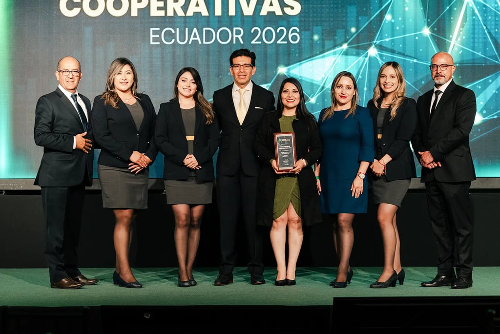 Grupo de personas en tarima con un premio en un evento corporativo de Quito