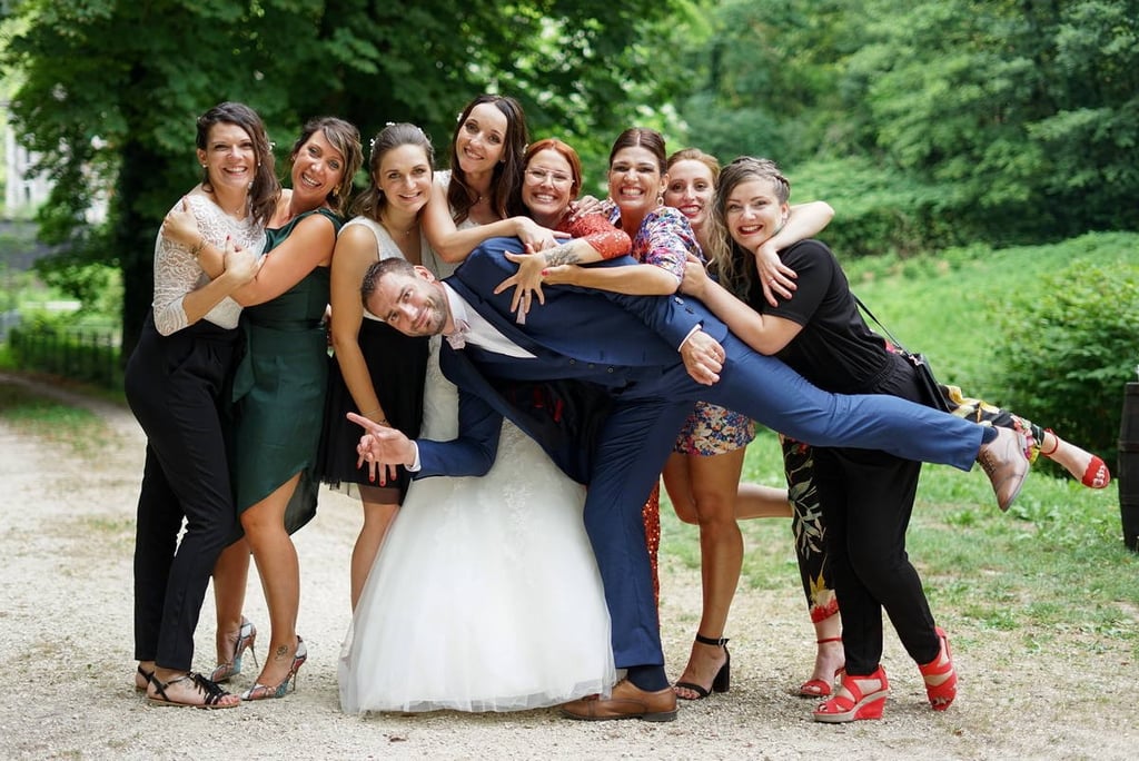 Photo de groupe  fun et détendue lors d'un mariage en Côte d'Or