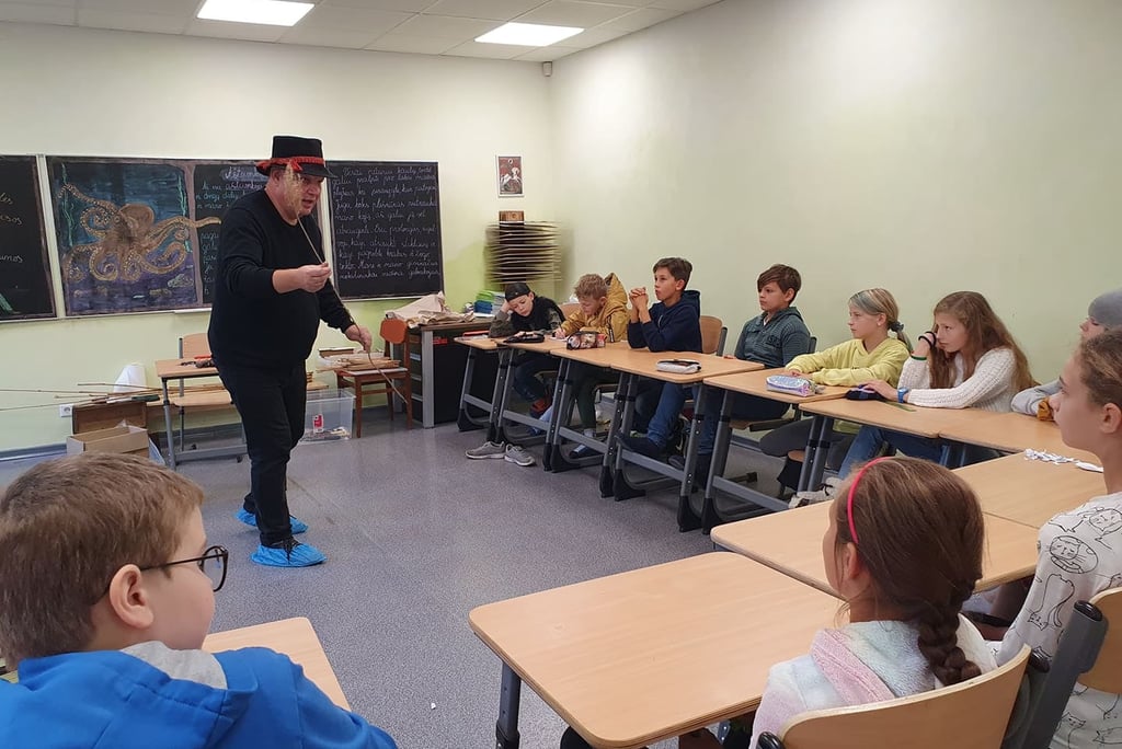 Muzikos instrumentų meistas svečiuose