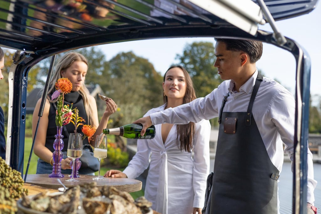 Gasten genieten van cocktails en amuses vanuit de Xagis tuc-tuc foodtruck.