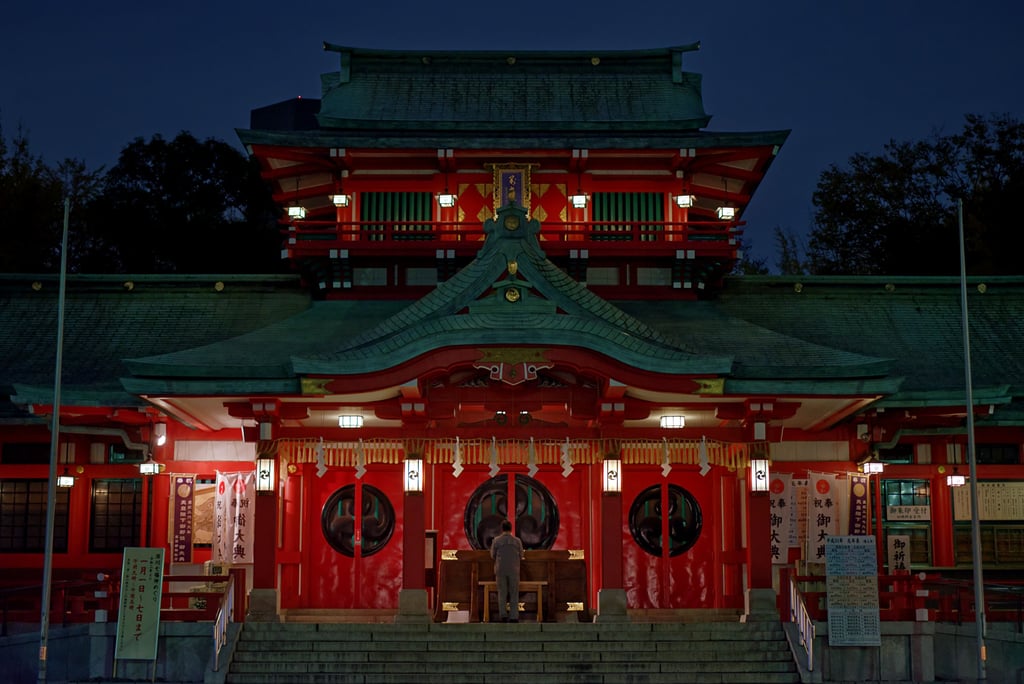 "Lone Worship" - Tomioka Hachiman shrine in Koto, Tokyo, Japan