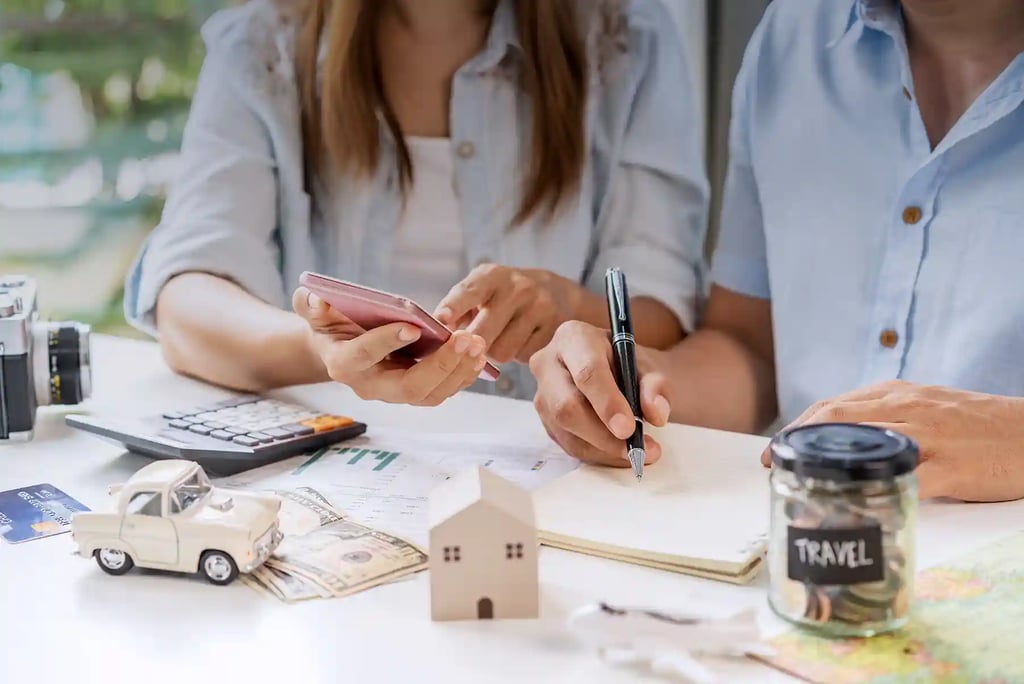 propietarios comparando plataformas de alquiler vacacional como airbnb y booking