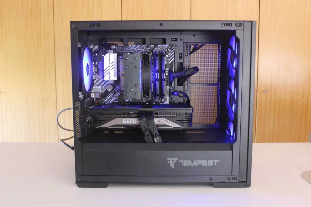 Vista lateral PC Gaming todo preto MkBuilds Ryzne 7 e RTX 3070
