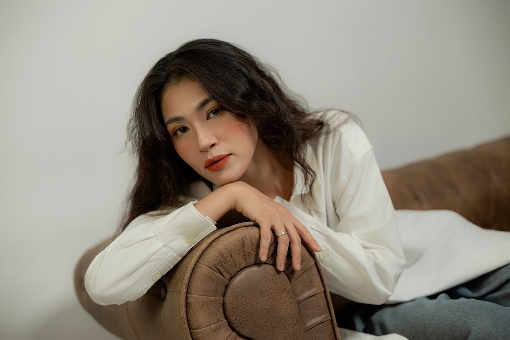Gợi ý các tư thế tạo dáng cực chill trên ghế sofa tại gia