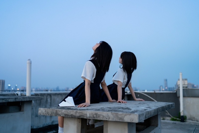 Cách tạo dáng chụp ảnh 2 người bạn thân theo phong cách nghệ thuật và bí ẩn