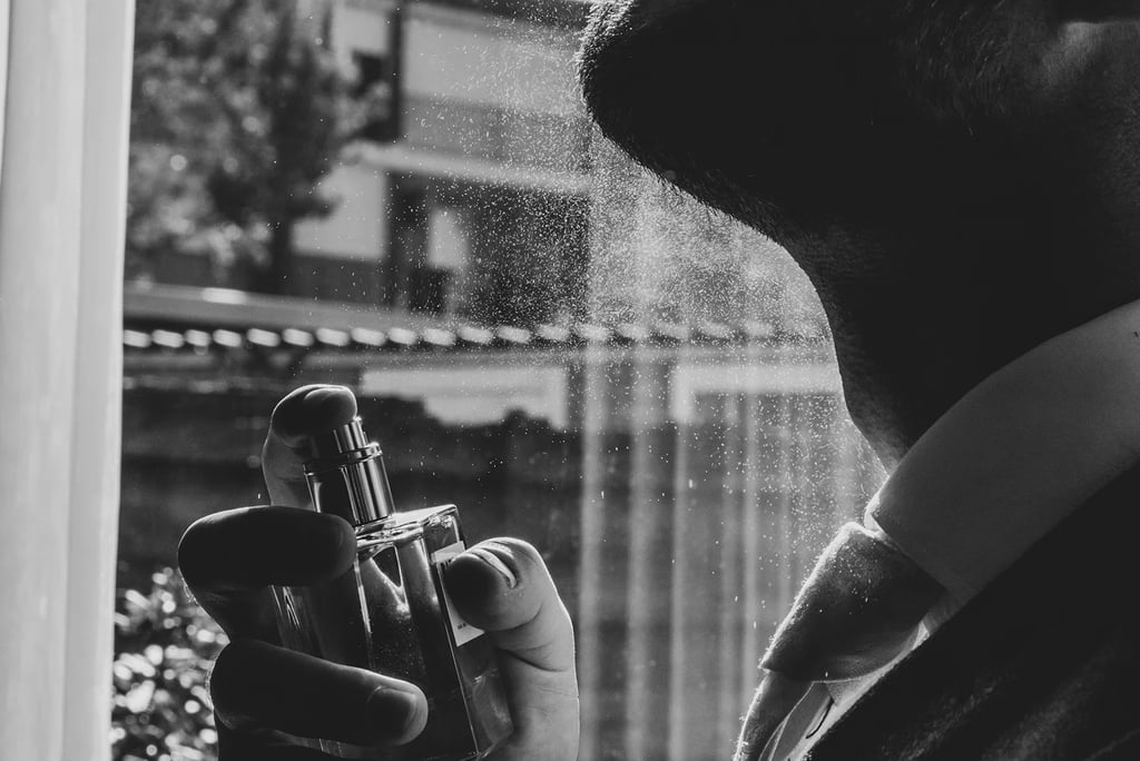   bruidegom parfum stropdas aankleden