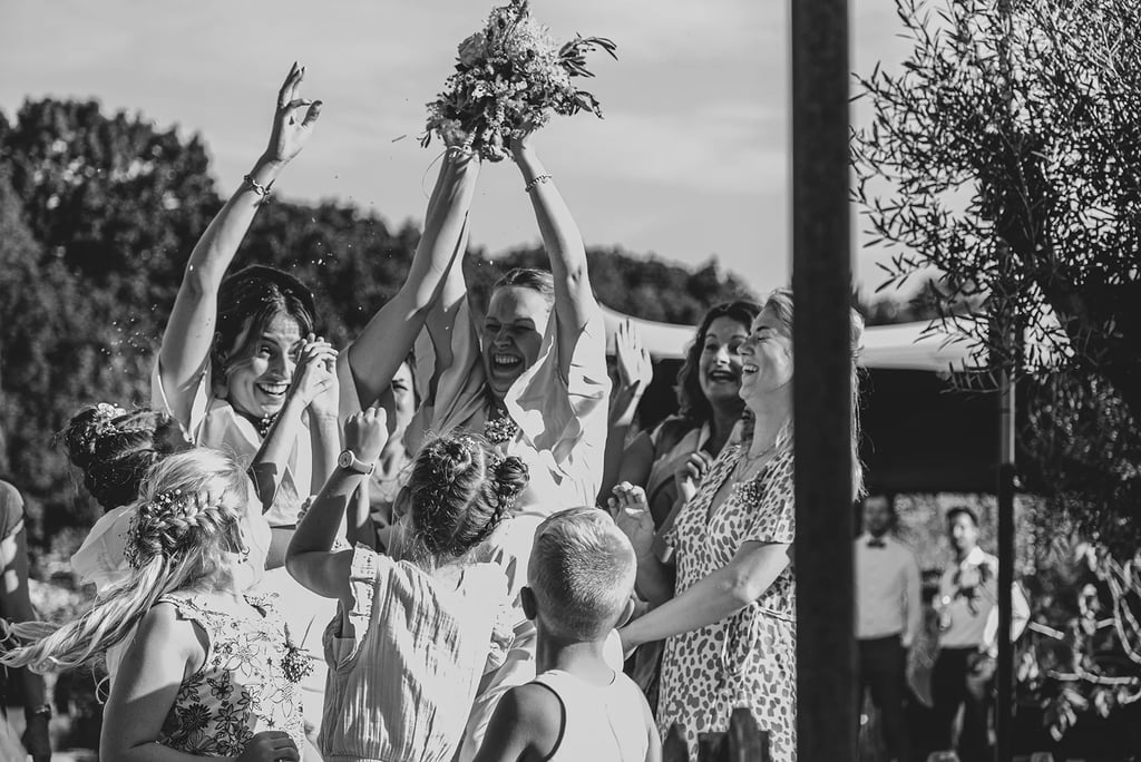 bruidsboeket gooien vangen bruidsmeisjes