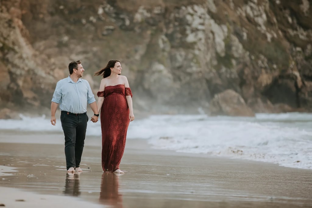 une femme enceinte se promène sur la plage de la pointe du raz 