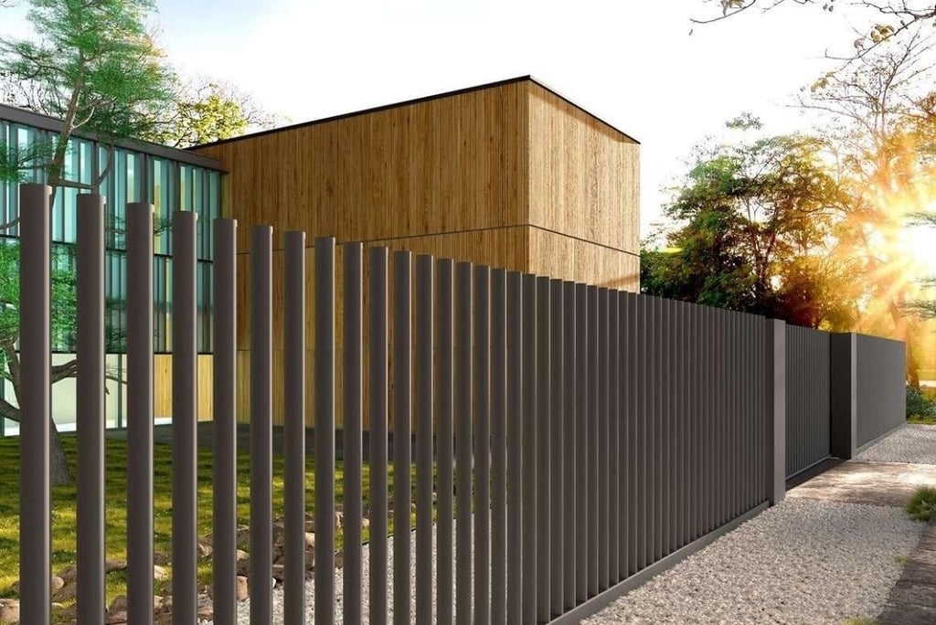 Valla metálica moderna con estructura vertical para delimitación de vivienda con estilo contemporáneo
