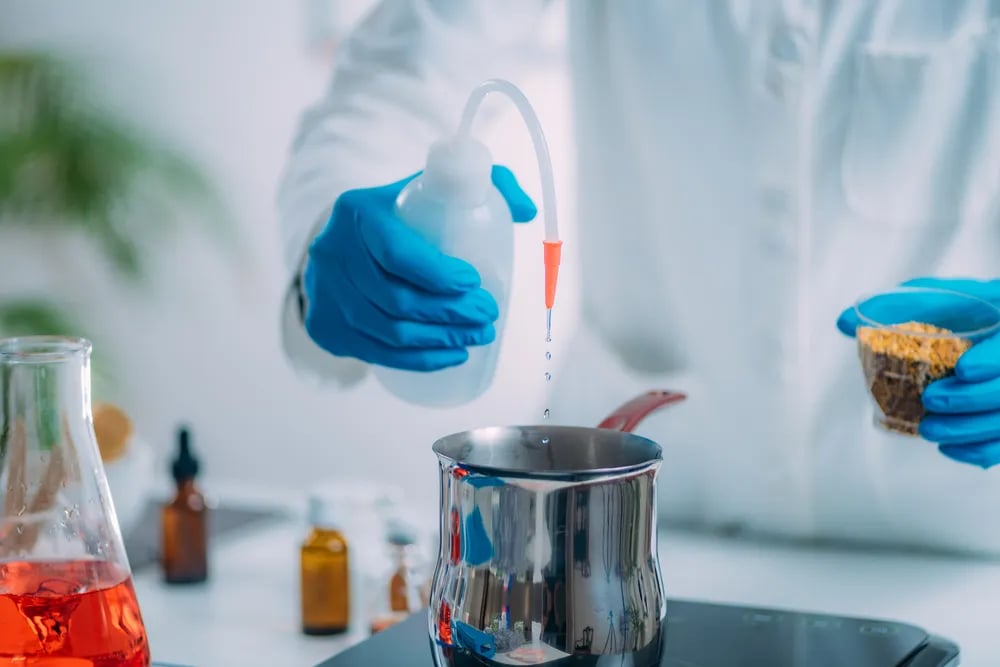 Fotografía de un experto trabajando en un laboratorio con paneles solares en la industria química farmacéutica.