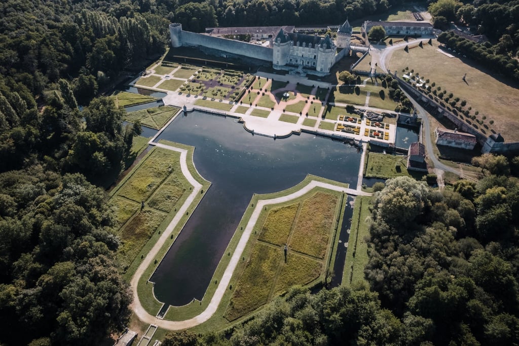 Château de La Roche Courbon et ses jardin vue aérienne